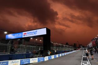 Rot- oranger Himmel kurz vor dem Sonnenuntergang über der Start- Zielgeraden sowie der Boxengasse kurz vor dem 1. freies Training, FIA Formel E Weltmeisterschaft, Saison 12, Tokio E- Prix, 23.07.2026,
3N2A6620Kopie.jpg Rot- oranger Himmel kurz vor dem Sonnenuntergang über der Start- Zielgeraden sowie der Boxengasse kurz vor dem 1. freies Training, FIA Formel E Weltmeisterschaft, Saison 12, Tokio E- Prix, 23.07.2026,
3N2A6620Kopie.jpg