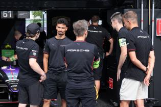 David Beckmann (GER) Porsche FE Ersatz- und Reservefahrer, Pascal Wehrlein (GER) Porsche, ein Porsche Mitarbeierter sowie Nico Mueller (SUI) beide Porsche im Gespräch, FIA Formel E Weltmeisterschaft, Saison 12, Tokio E- Prix, 26.07.2026,
3N2A6998Kopie.jpg David Beckmann (GER) Porsche FE Ersatz- und Reservefahrer, Pascal Wehrlein (GER) Porsche, ein Porsche Mitarbeierter sowie Nico Mueller (SUI) beide Porsche im Gespräch, FIA Formel E Weltmeisterschaft, Saison 12, Tokio E- Prix, 26.07.2026,
3N2A6998Kopie.jpg