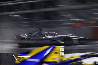 Pascal Wehrlein (GER) Porsche wischt an Zane Maloney (BAR) Lola- Yamaha vorbei, 1. freies Training, FIA Formel E Weltmeisterschaft, Saison 12, Tokio E- Prix, 23.07.2026,
3N2A8067Kopie.jpg
