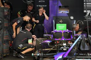Pascal Wehrlein (GER) Porsche (2v.l.) und mehrere Teammitglieder an seinem Porsche Electric 99x in der Box, FIA Formel E Weltmeisterschaft, Saison 12, Tokio E- Prix, 26.07.2026,
3N2A8145Kopie.jpg