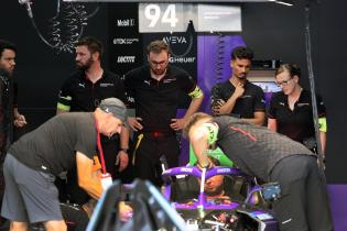 Pascal Wehrlein (GER) Porsche (2v.l.) und mehrere Teammitglieder an seinem Porsche Electric 99x in der Box, FIA Formel E Weltmeisterschaft, Saison 12, Tokio E- Prix, 26.07.2026,
3N2A8232Kopie.jpg