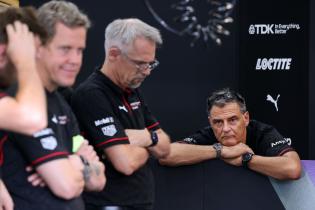 Zwei Teammitglieder, Thomas Laudenbach (GER) Leiter Porsche und Dr. Michael Steiner (GER) Mitglied im Vorstand Porsche AG in der Box, FIA Formel E Weltmeisterschaft, Saison 12, Tokio E- Prix, 26.07.2026, enttäuschte Gesichter
3N2A8385Kopie.jpg
