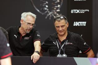 Thomas Laudenbach (GER) Leiter Porsche und Dr. Michael Steiner (GER) Mitglied im Vorstand Porsche AG in der Box, FIA Formel E Weltmeisterschaft, Saison 12, Tokio E- Prix, 26.07.2026, 
3N2A8425Kopie.jpg