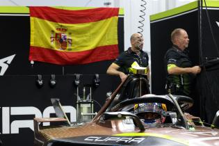 Pepe Marti (ESP) Cupra-Kiro sitzt in seinem Gen3 Evo Rennwagen, dahinter hängt die spanische Fahne für den Fussball WM Sieg in der Box, 1. freies Training, FIA Formel E Weltmeisterschaft, Saison 12, Tokio E- Prix, 24.07.2026,
3N2A8502Kopie.jpg
