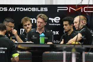 Maximilian Günther (GER) im Gespräch mit mehreren DS Penske Teammitgliedern in der Box, FIA Formel E Weltmeisterschaft, Saison 12, Tokio E- Prix, 26.07.2026,
3N2A9130.jpg