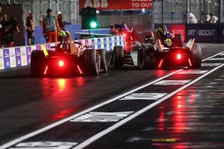 Mehrere FE Gen3 Evo- Rennfahrzeuge die durch die Boxengasse fahren während sich ihre roten Rücklichter auf dem nassen Asphalt reflektieren, Rennen 2, FIA Formel E Weltmeisterschaft, Saison 12, Tokio E- Prix, 26.07.2026,
3N2A9238Kopie.jpg