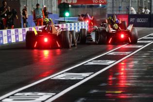 Mehrere FE Gen3 Evo- Rennfahrzeuge die durch die Boxengasse fahren während sich ihre roten Rücklichter auf dem nassen Asphalt reflektieren, Rennen 2, FIA Formel E Weltmeisterschaft, Saison 12, Tokio E- Prix, 26.07.2026,
3N2A9239Kopie.jpg