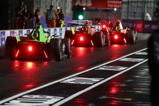 Mehrere FE Gen3 Evo- Rennfahrzeuge die durch die Boxengasse fahren während sich ihre roten Rücklichter auf dem nassen Asphalt reflektieren, Rennen 2, FIA Formel E Weltmeisterschaft, Saison 12, Tokio E- Prix, 26.07.2026,
3N2A9252Kopie.jpg