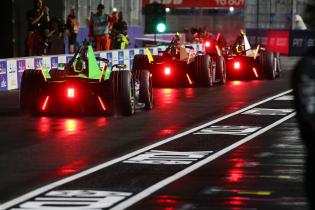 Mehrere FE Gen3 Evo- Rennfahrzeuge die durch die Boxengasse fahren während sich ihre roten Rücklichter auf dem nassen Asphalt reflektieren, Rennen 2, FIA Formel E Weltmeisterschaft, Saison 12, Tokio E- Prix, 26.07.2026,
3N2A9255Kopie.jpg