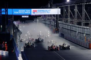 Edoardo Mortara (SUI) Mahindra #48 führt das Fahrerfeld nach dem Start in die 1. Runde des Rennen 2, FIA Formel E Weltmeisterschaft, Saison 12, Tokio E- Prix, 26.07.2026,
3N2A9730Kopie.jpg
