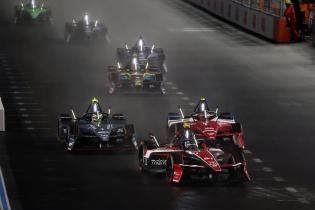 Nyck de Vries (NED) Mahindra zu Beginn des Rennen 2 im Mittelfeld, FIA Formel E Weltmeisterschaft, Saison 12, Tokio E- Prix, 26.07.2026,
3N2A9893Kopie.jpg