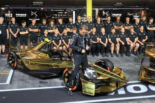 Maximilian Günther (GER) DS Penske schliesst seinen Overall von den bereit stehenden Teammitarbiter für das Gruppenfoto in der Boxengasse, FIA Formel E Weltmeisterschaft, Saison 12, London E- Prix, 14.08.2026,
994A2532Kopie.jpg Maximilian Günther (GER) DS Penske schliesst seinen Overall von den bereit stehenden Teammitarbiter für das Gruppenfoto in der Boxengasse, FIA Formel E Weltmeisterschaft, Saison 12, London E- Prix, 14.08.2026,
994A2532Kopie.jpg