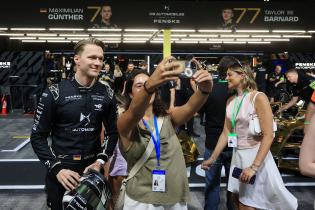 Maximilian Günther (GER) DS Penske beim Selfie mit einem weiblichen Fan, Boxengasse, FIA Formel E Weltmeisterschaft, Saison 12, London E- Prix, 14.08.2026,
994A2587Kopie.jpg Maximilian Günther (GER) DS Penske beim Selfie mit einem weiblichen Fan, Boxengasse, FIA Formel E Weltmeisterschaft, Saison 12, London E- Prix, 14.08.2026,
994A2587Kopie.jpg