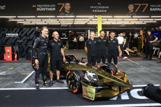 Maximilian Günther (GER) DS Penske mit Gen3 Evo rennwagen sowie seiner Mechanikercrew beim Gruppenfoto, FIA Formel E Weltmeisterschaft, Saison 12, London E- Prix, 14.08.2026,
994A2592Kopie.jpg Maximilian Günther (GER) DS Penske mit Gen3 Evo rennwagen sowie seiner Mechanikercrew beim Gruppenfoto, FIA Formel E Weltmeisterschaft, Saison 12, London E- Prix, 14.08.2026,
994A2592Kopie.jpg