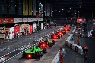 Mehrere verschiedene Gen3 Evo Rennfahrzeuge bei der Ausfahrt aus den Boxen zum 1. freies Training, FIA Formel E Weltmeisterschaft, Saison 12, London E- Prix, 14.08.2026, Envision, Andretti, DS Penske sowie Mahindra
994A2634Kopie.jpg Mehrere verschiedene Gen3 Evo Rennfahrzeuge bei der Ausfahrt aus den Boxen zum 1. freies Training, FIA Formel E Weltmeisterschaft, Saison 12, London E- Prix, 14.08.2026, Envision, Andretti, DS Penske sowie Mahindra
994A2634Kopie.jpg