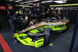 Mehrere Mechaniker arbeiten am der rechten vorderen Radaufhängung, Dan Ticktum (GBR) Cupra- Kiro, 1. freies Training, FIA Formel E Weltmeisterschaft, Saison 12, London E- Prix, 14.08.2026, technisches Problem
994A2867Kopie.jpg Mehrere Mechaniker arbeiten am der rechten vorderen Radaufhängung, Dan Ticktum (GBR) Cupra- Kiro, 1. freies Training, FIA Formel E Weltmeisterschaft, Saison 12, London E- Prix, 14.08.2026, technisches Problem
994A2867Kopie.jpg