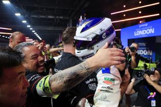 Mechaniker umarmen Pascal Wehrlein (GER) Porsche #94 mit >Helm auf nach seinem Sieg am Parc ferme, Rennen 1, FIA Formel E Weltmeisterschaft, Saison 12, London E- Prix, 15.08.2026, Excel Exibition Centre
994A3526Kopie.jpg