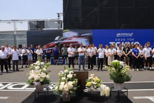 Mitglieder der FIA und FE Oragnistation sowie verschiedener Teams stehen um den Tisch mit dem Bild, Kerzen und Blumen in Gedenken an den kürzlich verstorbenen Cyril Blais (FRA) Teamchef vor der Citreon Box in der Boxengasse, FIA Formel E Weltmeisterschaft, Saison 12, Tokio E- Prix, 24.07.2026
994A8921Kopie.jpg