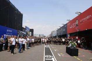 Mitglieder der FE Oragnistation sowie verschiedener Teams stehen um den Tisch mit dem Bild, Kerzen und Blumen in Gedenken an den kürzlich verstorbenen Cyril Blais (FRA) Teamchef vor der Citreon Box in der Boxengasse, FIA Formel E Weltmeisterschaft, Saison 12, Tokio E- Prix, 24.07.2026
994A8949Kopie.jpg