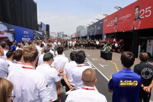 Mitglieder der FIA und FE Oragnistation sowie verschiedener Teams stehen um den Tisch mit dem Bild, Kerzen und Blumen in Gedenken an den kürzlich verstorbenen Cyril Blais (FRA) Teamchef vor der Citreon Box in der Boxengasse, FIA Formel E Weltmeisterschaft, Saison 12, Tokio E- Prix, 24.07.2026
994A8962Kopie.jpg