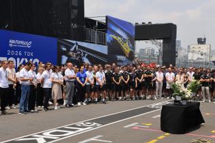 Mitglieder der FE Oragnistation sowie verschiedener Teams stehen um den Tisch mit dem Bild, Kerzen und Blumen in Gedenken an den kürzlich verstorbenen Cyril Blais (FRA) Teamchef vor der Citreon Box in der Boxengasse, FIA Formel E Weltmeisterschaft, Saison 12, Tokio E- Prix, 24.07.2026
994A8973Kopie.jpg