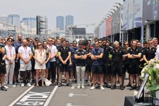 TV Leute, Fahrer und Mitglieder verschiedener Teams stehen um den Tisch mit dem Bild, Kerzen und Blumen in Gedenken an den kürzlich verstorbenen Cyril Blais (FRA) Teamchef vor der Citreon Box in der Boxengasse, FIA Formel E Weltmeisterschaft, Saison 12, Tokio E- Prix, 24.07.2026
994A8984Kopie.jpg