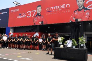 Mitglieder des Citroen Teams stehen neben dem Tisch mit dem Bild, Kerzen und Blumen in Gedenken an den kürzlich verstorbenen Cyril Blais (FRA) Teamchef vor der Citreon Box in der Boxengasse, FIA Formel E Weltmeisterschaft, Saison 12, Tokio E- Prix, 24.07.2026
994A8991Kopie.jpg