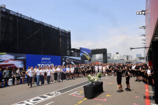 Mitglieder der FE Oragnistation sowie verschiedener Teams stehen um den Tisch mit dem Bild, Kerzen und Blumen in Gedenken an den kürzlich verstorbenen Cyril Blais (FRA) Teamchef vor der Citreon Box in der Boxengasse, FIA Formel E Weltmeisterschaft, Saison 12, Tokio E- Prix, 24.07.2026
994A9029Kopie.jpg