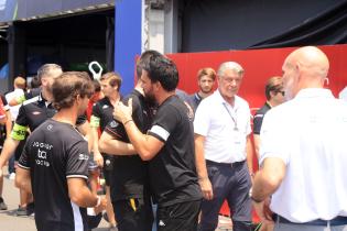 Mitglieder anderer Teams sprechen einem Citroen Mitarbeiter ihre Anteilnahme zum kürzlich verstorbenen Cyril Blais (FRA) Teamchef aus, Citreon Box in der Boxengasse, FIA Formel E Weltmeisterschaft, Saison 12, Tokio E- Prix, 24.07.2026
994A9054Kopie.jpg