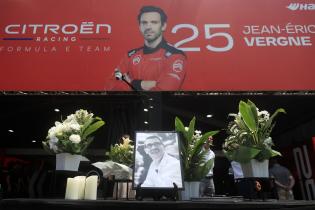Bild, Kerzen und Blumen in Gedenken den kürzlich verstorbenen Cyril Blais (FRA) Teamchef vor der Citreon Box in der Boxengasse, FIA Formel E Weltmeisterschaft, Saison 12, Tokio E- Prix, 24.07.2026
994A9090Kopie.jpg