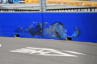 Mauerabdruck von Felipe Drugovichs Einschlag mit dem Andretti Gen3 Evo Rennwagen neben japanischen Schriftzeichen, Unfall an der Rennstrecke, FIA Formel E Weltmeisterschaft, Saison 12, Tokio E- Prix, 25.07.2026, 2. freies Training, Rote Flagge.
994A9282Kopie.jpg