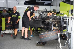 Teammitglieder bei der Reperatur des beschädigten Andretti Gen3 Evo Rennwagen von Felipe Drugovich nach seinem Unfall, Box, FIA Formel E Weltmeisterschaft, Saison 12, Tokio E- Prix, 25.07.2026, 2. freies Training, Rote Flagge.
994A9427Kopie.jpg
