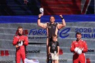 Zweiter Nick Cassidy (NZL) Citroen, Nico Mueller (51) Porsche 99x Electric #51 in Siegerpose und dritter Oliver Rowland (GBR) Nissan auf dem Podium, Rennen 1, FIA Formel E Weltmeisterschaft Saison 12, Berlin E- Prix, 02.05.2026, Flughafen Tempelhof, FE, Elektromotorsport
E-PrixinBerlin2026_001.jpg