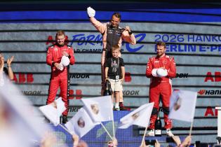 Zweiter Nick Cassidy (NZL) Citroen, Sieger Nico Mueller (51) Porsche 99x Electric #51 mit Sohn und dritter Oliver Rowland (GBR) Nissan umringt von Porschefahnen der Fans auf dem Podium, Rennen 1, FIA Formel E Weltmeisterschaft Saison 12, Berlin E- Prix, 02.05.2026, Flughafen Tempelhof, FE, Elektromotorsport
E-PrixinBerlin2026_002.jpg