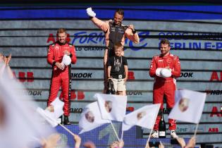 Zweiter Nick Cassidy (NZL) Citroen, Sieger Nico Mueller (51) Porsche 99x Electric #51 dritter Oliver Rowland (GBR) Nissan über Porschefahnen der Fans vor dem Podium, Rennen 1, FIA Formel E Weltmeisterschaft Saison 12, Berlin E- Prix, 02.05.2026, Flughafen Tempelhof, FE, Elektromotorsport
E-PrixinBerlin2026_003.jpg