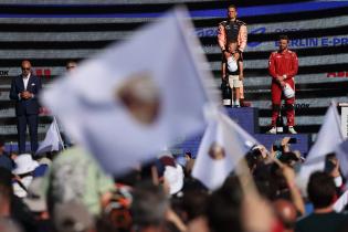 Sieger Nico Mueller (51) Porsche 99x Electric #51 und dritter Oliver Rowland (GBR) Nissan umringt von Porschefahnen der Fans auf dem Podium, Rennen 1, FIA Formel E Weltmeisterschaft Saison 12, Berlin E- Prix, 02.05.2026, Flughafen Tempelhof, FE, Elektromotorsport
E-PrixinBerlin2026_005.jpg