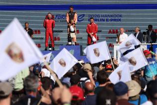 Zweiter Nick Cassidy (NZL) Citroen, Sieger Nico Mueller (51) Porsche 99x Electric #51 dritter Oliver Rowland (GBR) Nissan umringt von Porschefahnen der Fans auf dem Podium, Rennen 1, FIA Formel E Weltmeisterschaft Saison 12, Berlin E- Prix, 02.05.2026, Flughafen Tempelhof, FE, Elektromotorsport
E-PrixinBerlin2026_006.jpg