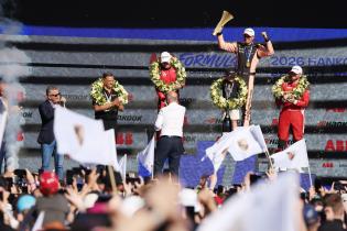 Zweiter Nick Cassidy (NZL) Citroen, Sieger Nico Mueller (51) Porsche 99x Electric #51 mit Poakl und Siegerfaust und dritter Oliver Rowland (GBR) Nissan auf dem Podium, Rennen 1, FIA Formel E Weltmeisterschaft Saison 12, Berlin E- Prix, 02.05.2026, Flughafen Tempelhof, FE, Elektromotorsport
E-PrixinBerlin2026_008.jpg