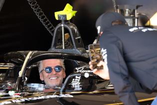 Andreas Günther (GER) Vater von Maximilian Günther (GER) im Gen3 FE Rennwagen sitzend, DS Penske Box, Maximilian Günther (GER) macht mit dem Smartphone eine Foto, FIA Formel E Weltmeisterschaft Saison 12, Berlin E- Prix, 01.05.2026, Flughafen Tempelhof, FE, Elektromotorsport
E-PrixinBerlin2026_024.jpg