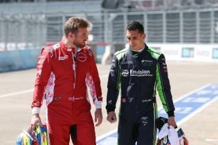 Oliver Rowland (GBR) und Sebastian Buemi (SUI) Envision laufen gemeinsam durch die Boxengasse, FIA Formel E Weltmeisterschaft Saison 12, Berlin E- Prix, 03.05.2026, Flughafen Tempelhof, FE, Elektromotorsport
E-PrixinBerlin2026_028.jpg