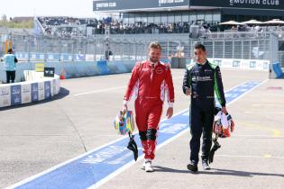 Oliver Rowland (GBR) und Sebastian Buemi (SUI) Envision laufen gemeinsam durch die Boxengasse, FIA Formel E Weltmeisterschaft Saison 12, Berlin E- Prix, 03.05.2026, Flughafen Tempelhof, FE, Elektromotorsport
E-PrixinBerlin2026_029.jpg