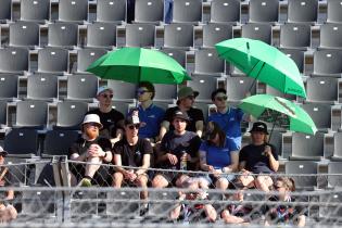 Besucher auf einer Tribüne schützen sich vor Sonne, 1. freies Training, FIA Formel E Weltmeisterschaft Saison 12, Berlin E- Prix, 01.05.2026, Flughafen Tempelhof, FE, Elektromotorsport, VIP
E-PrixinBerlin2026_037.jpg