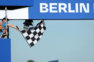 Schwarz- weiss karierte Flagge zum Ende des 1. freies Trainings, FIA Formel E Weltmeisterschaft Saison 12, Berlin E- Prix, 01.05.2026, Flughafen Tempelhof, FE, Elektromotorsport
E-PrixinBerlin2026_038.jpg