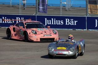 Mark Webber (AUS) Porsche Botschafter und früherer Formel 1 Fahrer im Porsche 550 Spyder und Porsche 911 RSR 