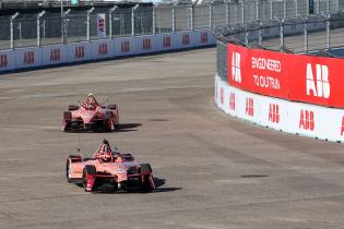 Pascal Wehrlein (GER) Porsche 99x Electric #94 und Nico Mueller (SUI) Porsche 99x Electric #51 beide im 