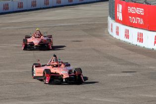 Pascal Wehrlein (GER) Porsche 99x Electric #94 und Nico Mueller (SUI) Porsche 99x Electric #51 beide im 