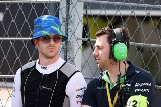 Joel Eriksson (SWE) Envison mit seinem renningenieur in der Startaufstellung zu Rennen 2, FIA Formel E Weltmeisterschaft Saison 12, Berlin E- Prix, 03.05.2026, Flughafen Tempelhof, FE, Elektromotorsport
E-PrixinBerlin2026_045.jpg