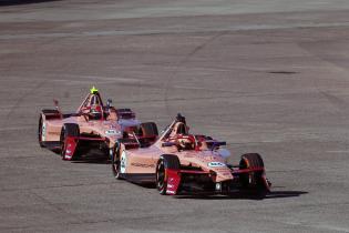 Pascal Wehrlein (GER) Porsche 99x Electric #94 und Nico Mueller (SUI) Porsche 99x Electric #51 beide im 