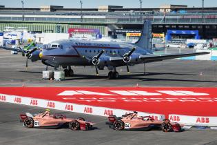 Pascal Wehrlein (GER) Porsche 99x Electric #94 und Nico Mueller (SUI) Porsche 99x Electric #51 beide im 