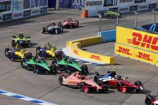 Pascal Wehrlein (GER) Porsche #94 und Nick Cassidy (NZL) Citroen Ausgangs Kurve 12 nebeneinander vor weiteren FE Rennfahrzeugen, Rennen 2, Rennen 2, FIA Formel E Weltmeisterschaft Saison 12, Berlin E- Prix, 03.05.2026, Flughafen Tempelhof, FE, Elektromotorsport
E-PrixinBerlin2026_049.jpg